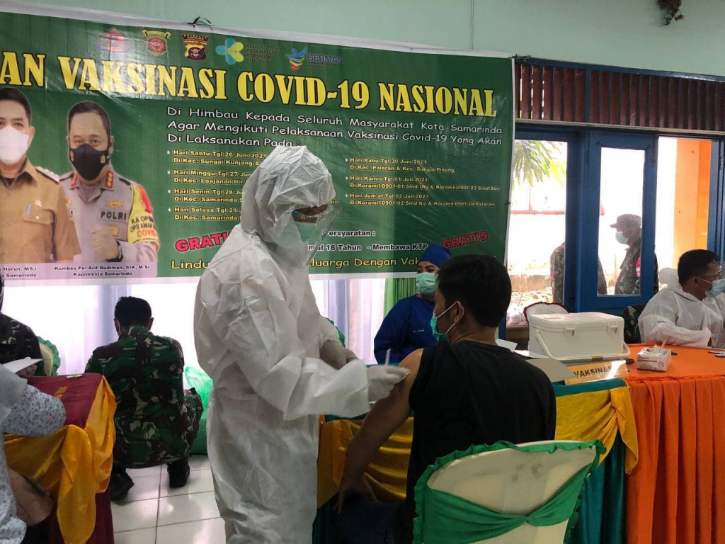 VAKSIN MASSAL YANG DI SELENGGARAKAN OLEH TNI