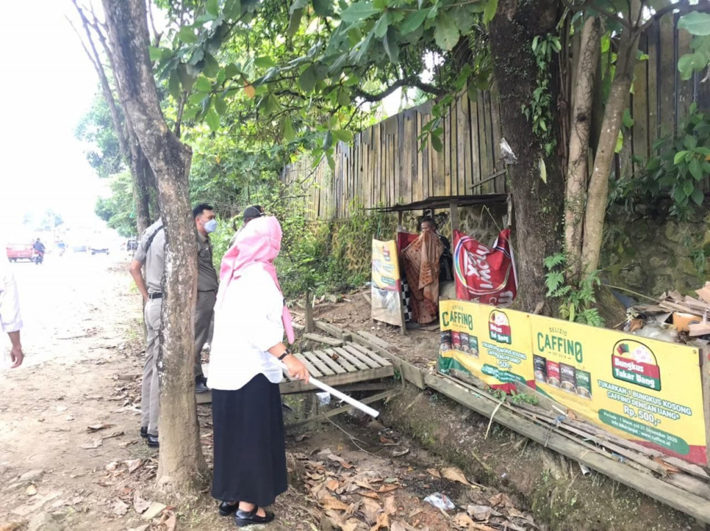 PEMBONGKARAN GUBUK MILIK PEMULUNG DI JALAN SENTOSA