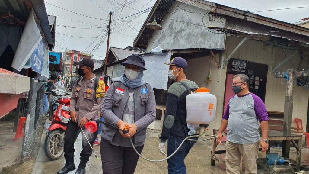 PENYEMPROTAN DISINFEKTAN DI KELURAHAN BANDARA