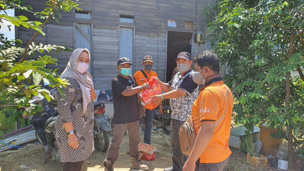 Tim Satgas Covid-19 Kecamatan Sungai Pinang Memberikan Sembako Kepada Warga Kurang Mampu Yang Terkonfirmasi Covid-19 Di Wilayah Kecamatan Sungai Pinang