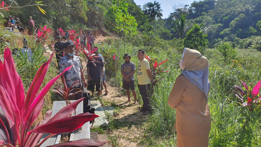 Memberikan Arahan dan Penjelasan Kepada Warga Yang Menolak Pemakaman Korban Covid-19 di Wilayah Kecamatan Sungai Pinang