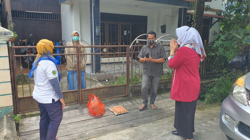 Memberikan Bantuan Untuk Warga Isoman di Wilayah Kecamatan Sungai Pinang