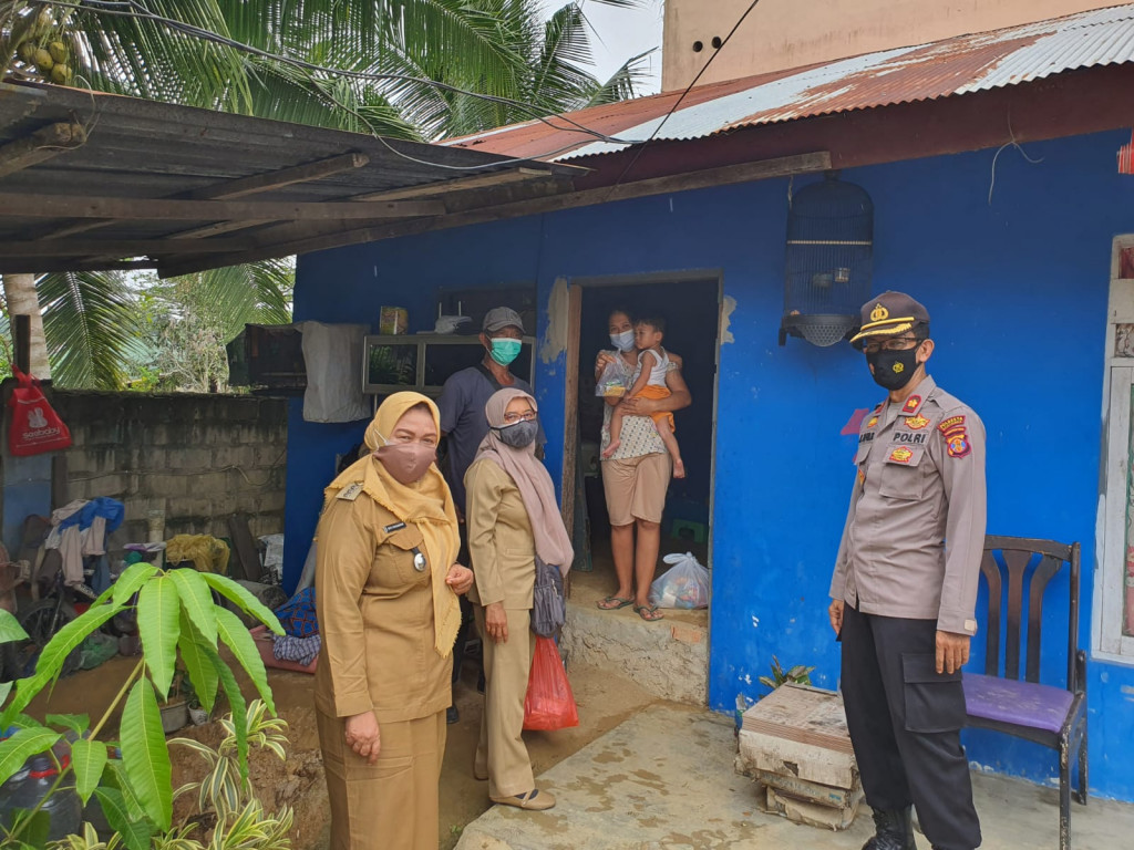 Bantuan Sembako Dari Pemkot Samarinda kepada Warga Isoman yang Kurang Mampu di Wilayah Kelurahan Gunung Lingai