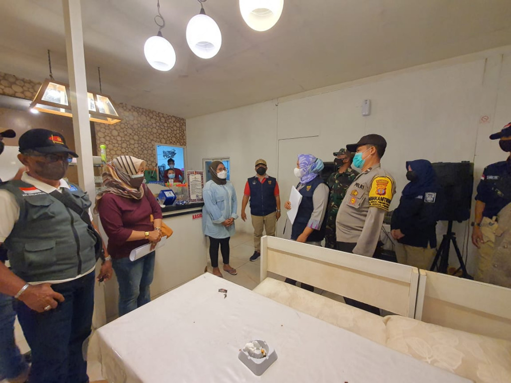Giat Malam Tim Satgas Covid-19 Kecamatan Sungai Pinang membagiakan Surat Edaran Instruksi Wali Kota Samarinda Perpanjangan PPKM Level 4