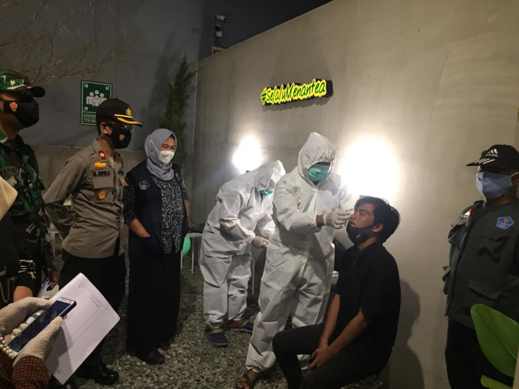 Tim Satgas Covid-19 Kecamatan Sungai Pinang Melakukan Swab Antigen Massal di Cafe-Cafe di Wilayah Kecamatan Sungai Pinang