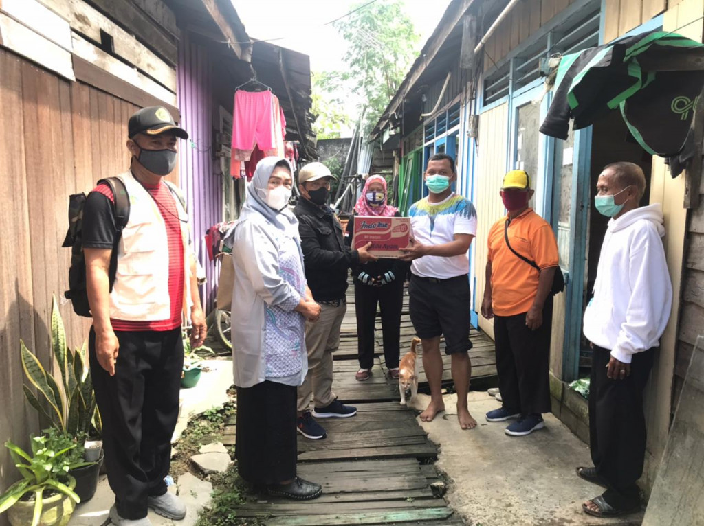 Memberikan Bantuan Kepada Keluarga Bapak Sukiman yang dalam keadaan Sakit Stroke