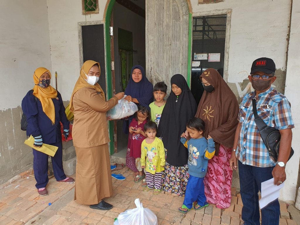 Memberikan Bantuan Sembako dari IKA Unmul Kepada Keluaraga tidak mampu di Kelurahan Sungai Pinang Dalam