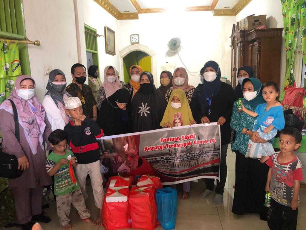 Bantuan Sosial Keluarga Terdampak Covid-19 di Kelurahan Sungai Pinang Dalam