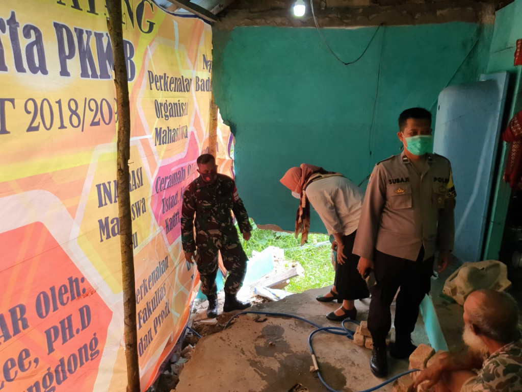 Camat Sungai Pinang Mengunjungi dan Memberikan Bantuan Kepada Warga Yang Rumahnya Longsor di Wilayah Kelurahan Sungai Pinang Dalam 