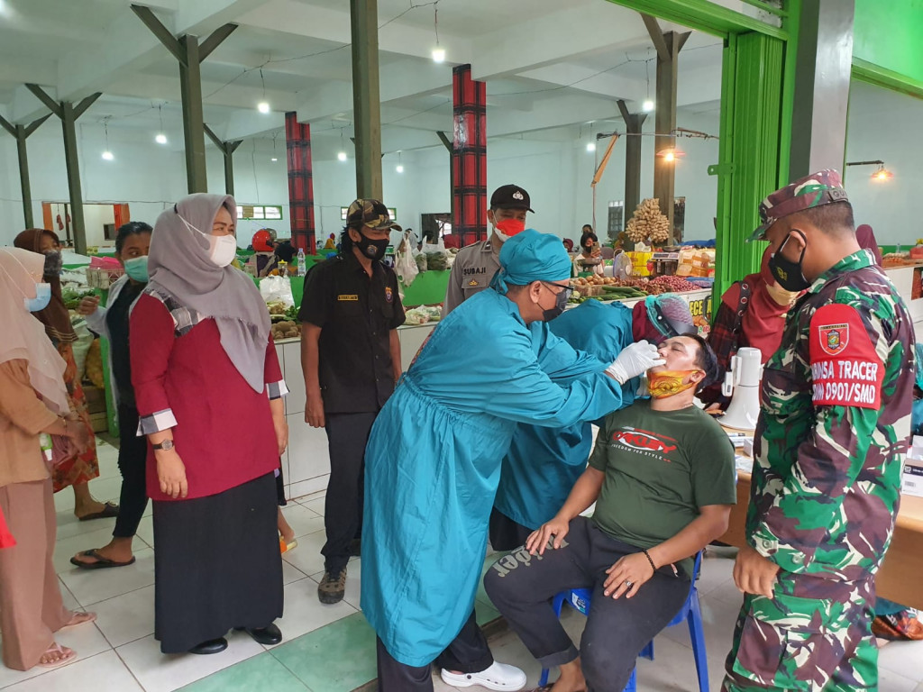 Sasaran Kegiatan Swab Antigen Massal di Pasar Merdeka bersama Tim Medis Puskesmas Temindung