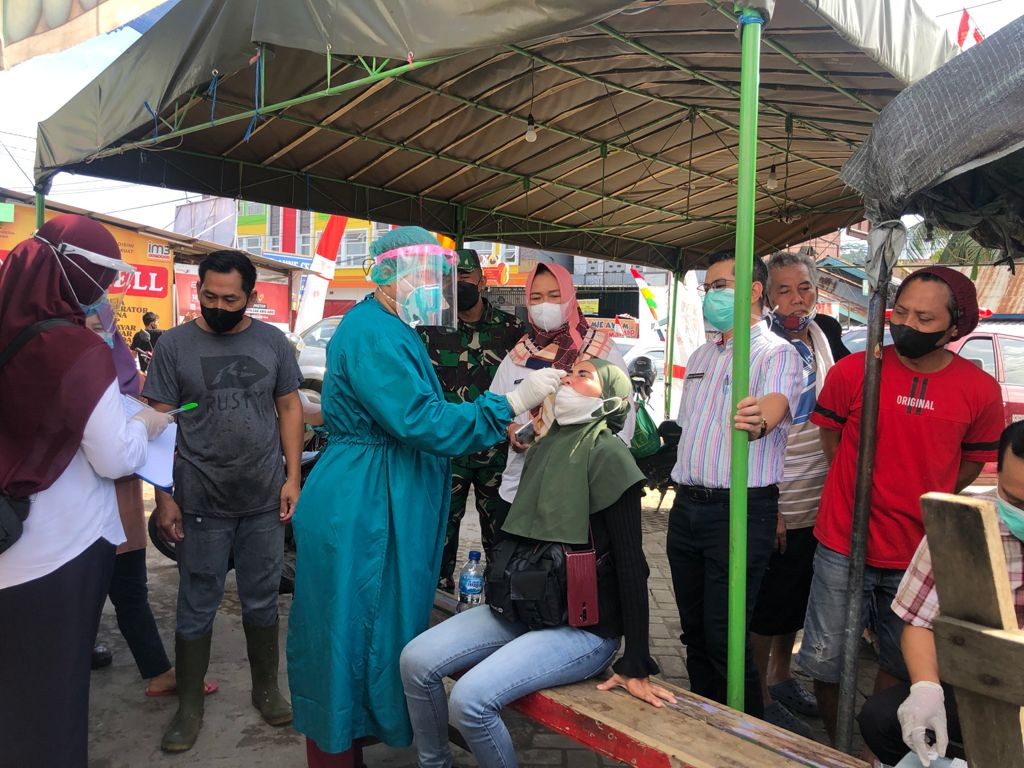Tim Satgas Covid-19 Kecamatan Sungai Pinang Bersama Puskesmas Remaja Melakukan Swab Massal di Pasar Arum
