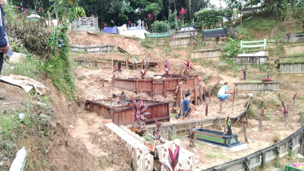 Meninjau Makam/Kuburan di Damanhuri  yang bergeser akibat Hujan Lebat