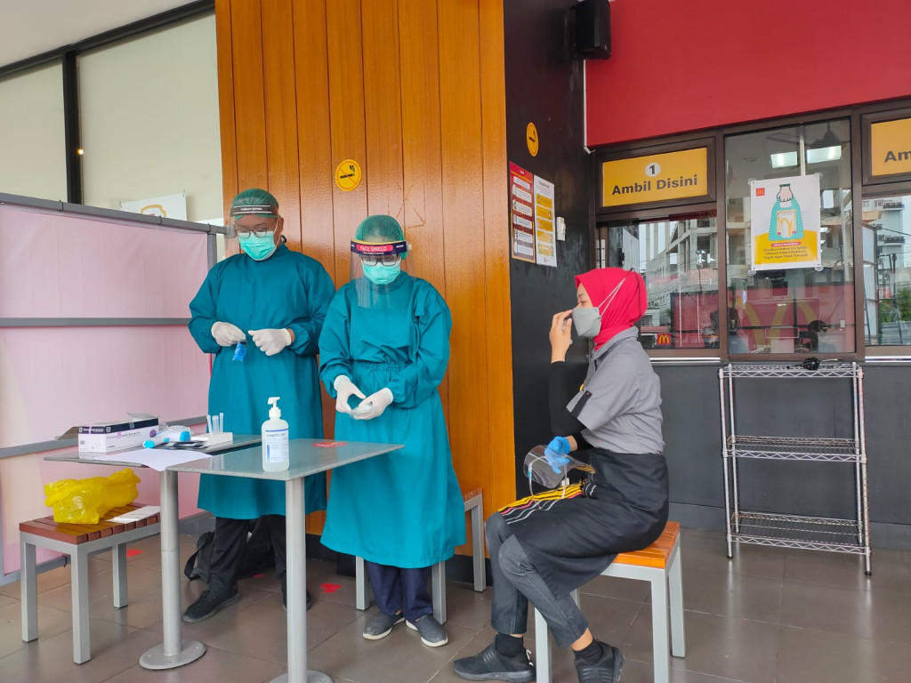 Swab Antigen Karyawan dan Pengunjung Tempat Makan Mc Donald`s