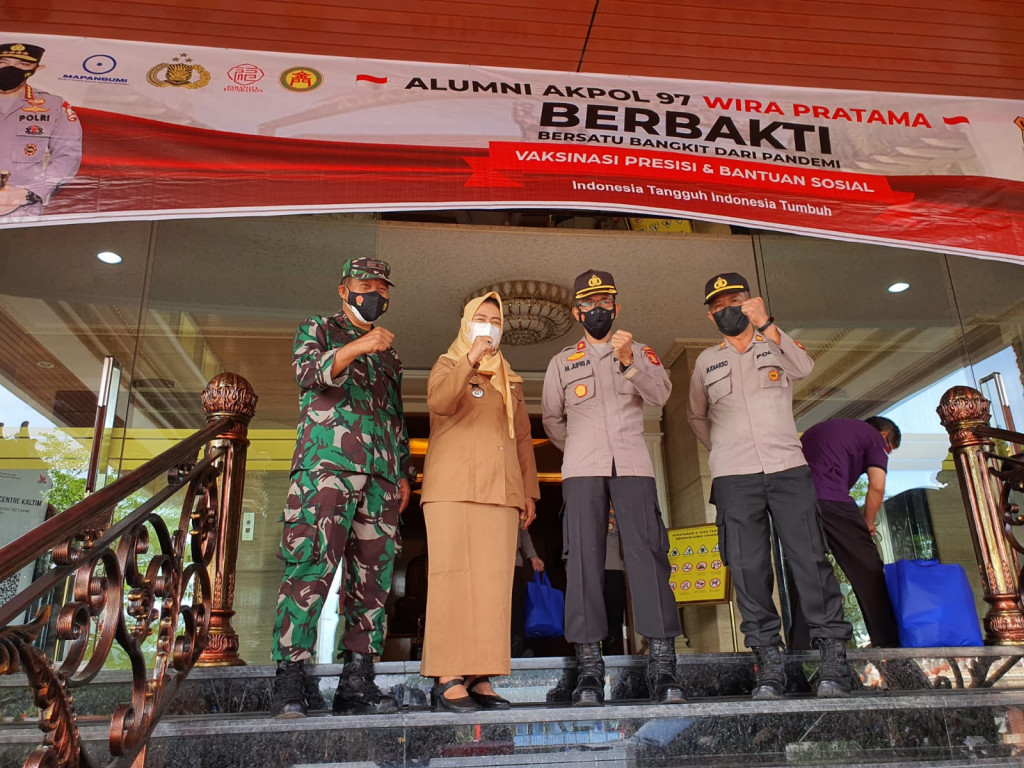 Monitoring Vaksinasi Massal dan Penyerahan Bantuan Sembako dari Alumni Akpol 1977 di Budiest Center
