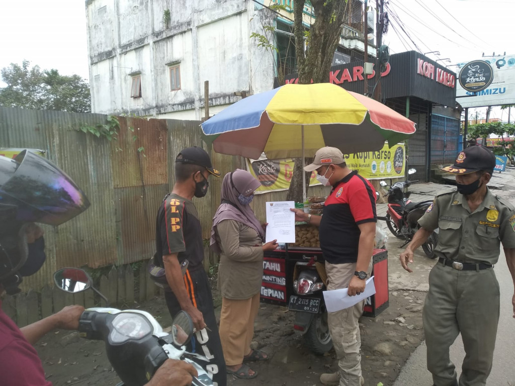 Membagikan Surat Teguran Pertama Kepada Para Pedagang yang Berjualan di atas Bahu Jalan di sepanjang jalan D.I Panjaitan