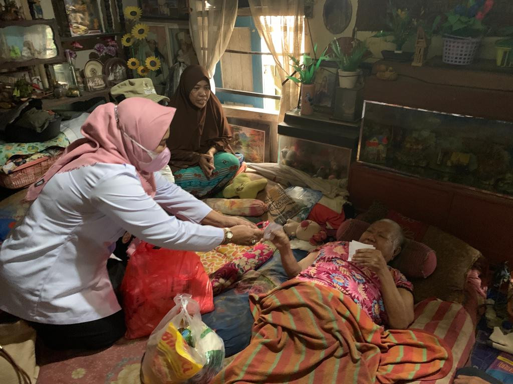 Memberikan Bantuan Tunai dan Sembako Kepada Warga yang Sakit di Kelurahan Temindung Permai