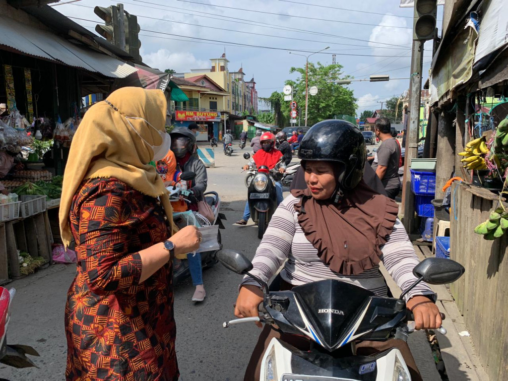 Sosialisasi Protokol Kesehatan di Depan Masjid Babulhafazah