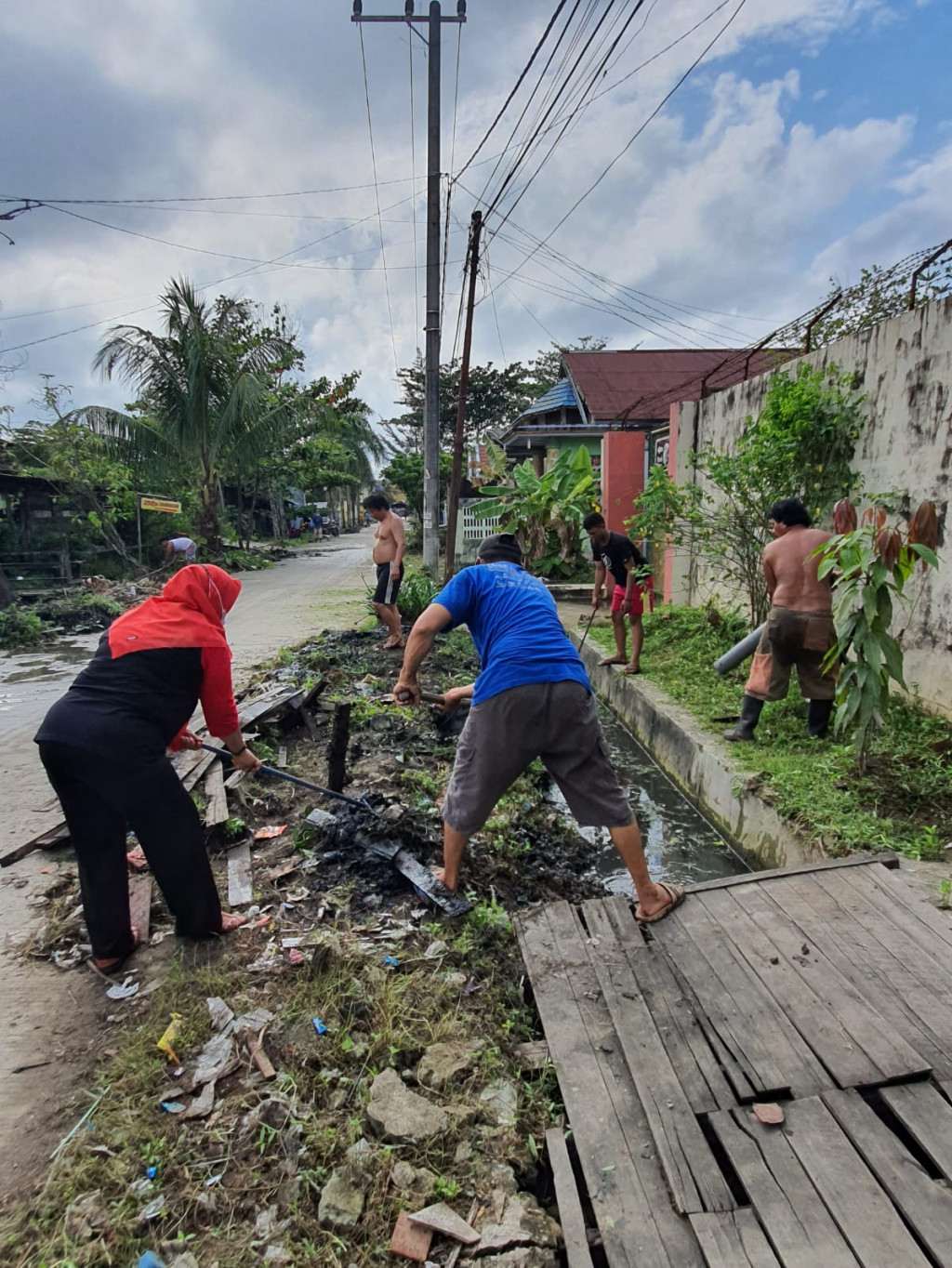 Gotong Royong di Wilayah Kelurahan Sungai Pinang Dalam