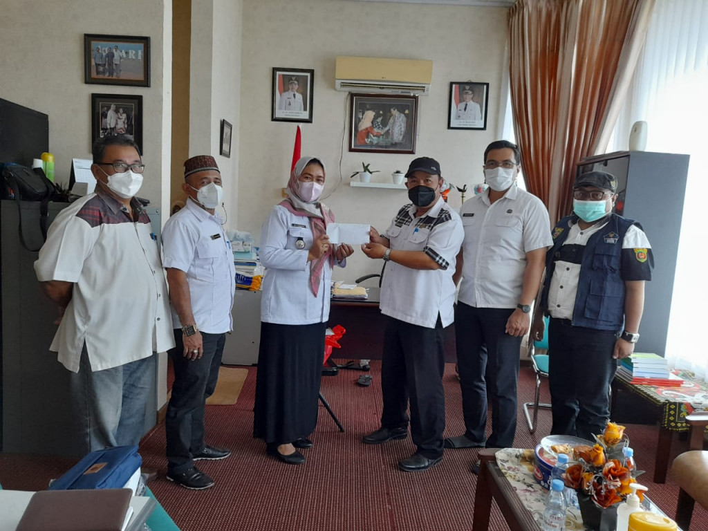 Monitoring Prokes RUBBY, dilanjutkan Rakor Lurah Se-Kecamatan Sungai Pinang dan Penyerahan Hadiah Kepada Lurah Gunung Lingai