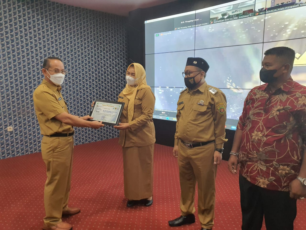 Trophy Proklim Utama Tahun 2021 diberikan Kepada Kelurahan Mugirejo Kecamatan Sungai Pinang