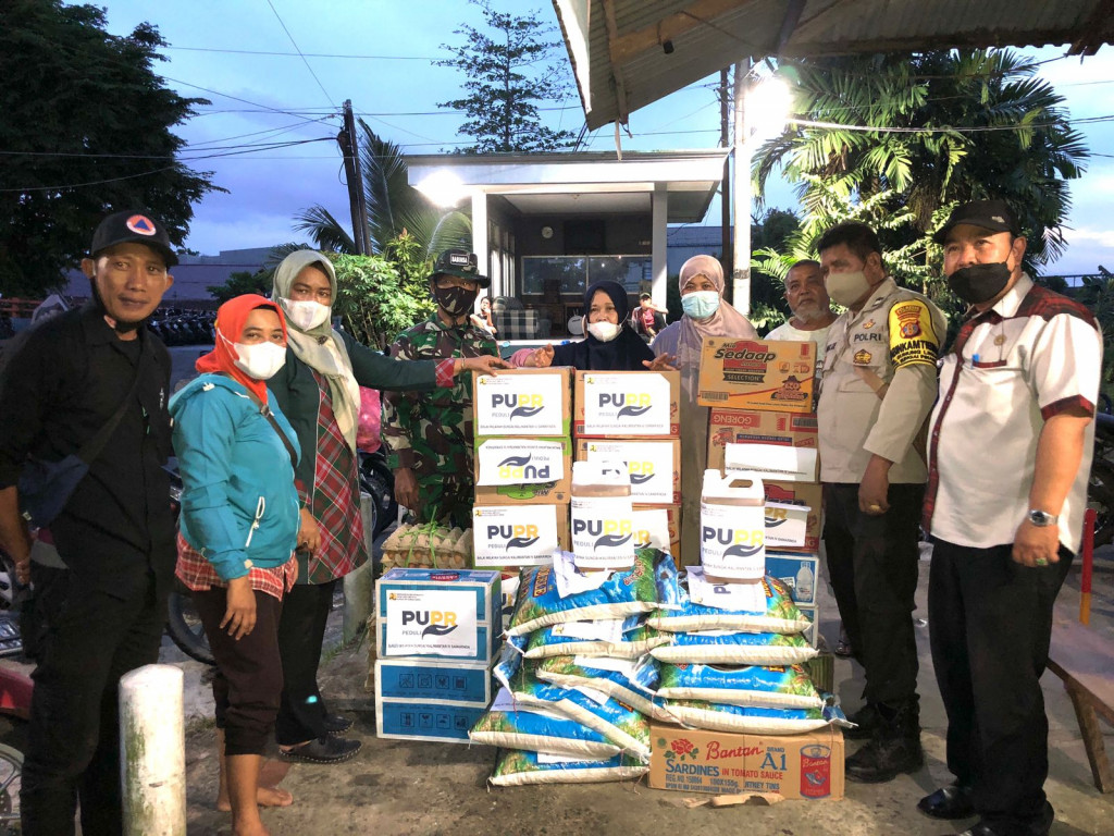 Memberikan Bantuan Kepada Warga Perum. Griya Mukti yang terdampak Banjir
