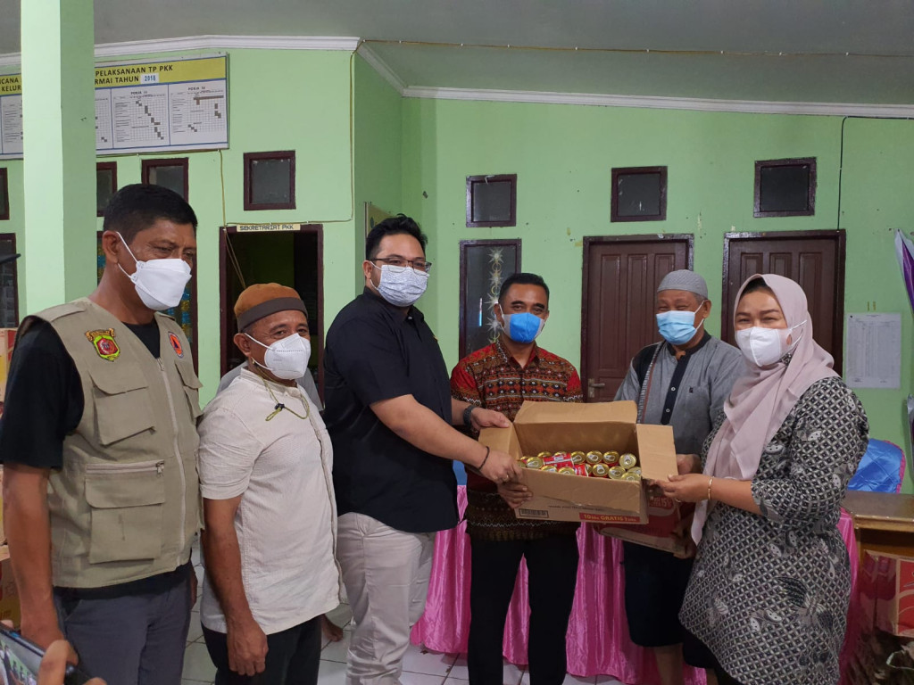 Anggota Dewan Partai Gerindra Andi Muhmmad Afif Reyhan memberikan Bantuan Paket Sembako Kepada Korban Banjir di Kelurahan Temindung Permai