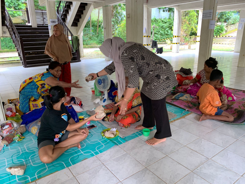 Membagikan Nasi Bungkus Kepada Para Pengungsi Korban Banjir di Gedung PKK Kota Samarinda