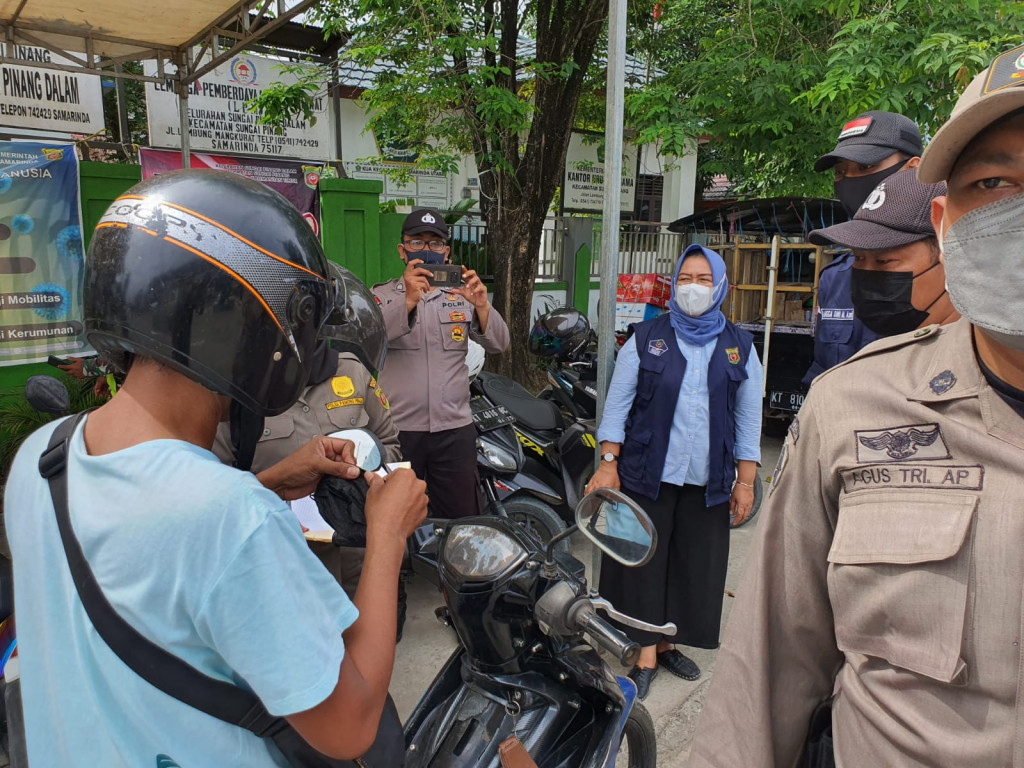 Razia Masker di Simpang Empat Lambung Mangkurat dan dilanjutkan Monitoring Genangan Banjir di Wilayah Kelurahan Temindung Permai