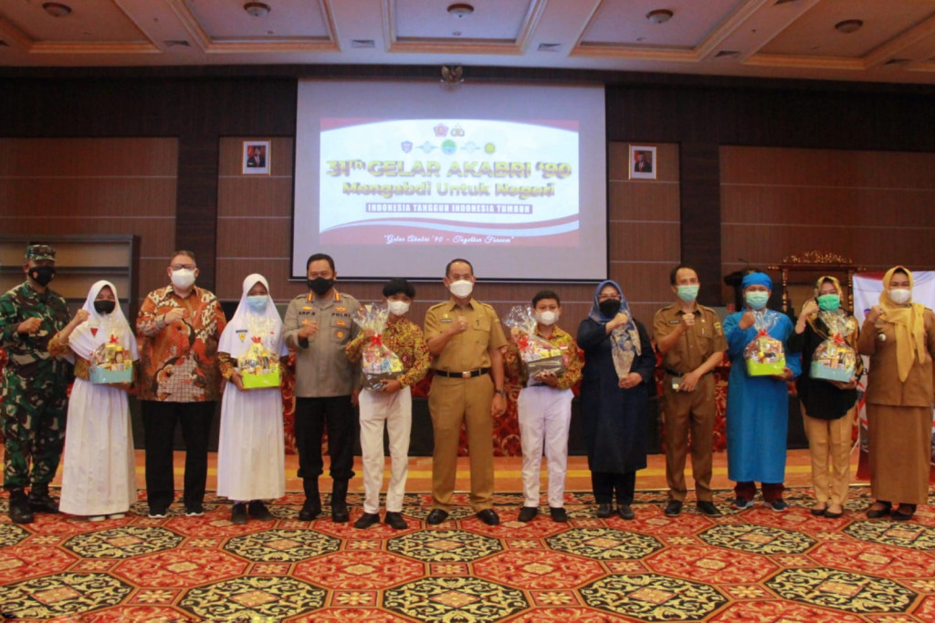 Monitoring Kegiatan Vaksinasi Bagi Siswa/Siswi SMP dan membagikan Bingkisan dari Alumni Akpol Anggkatan 1990 di Buddies Center