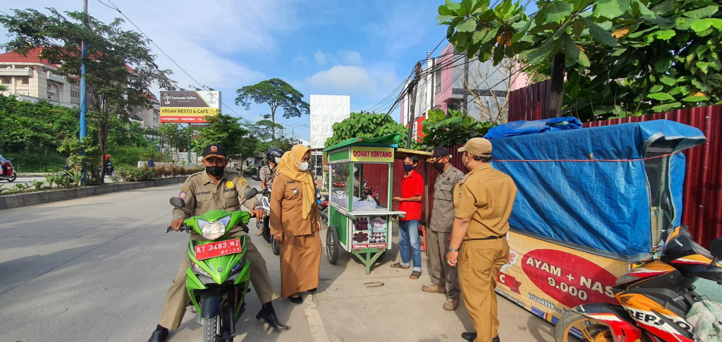 Penertiban PKL di Jalan D.I Panjaitan di wilayah Kecamatan Sungai Pinang