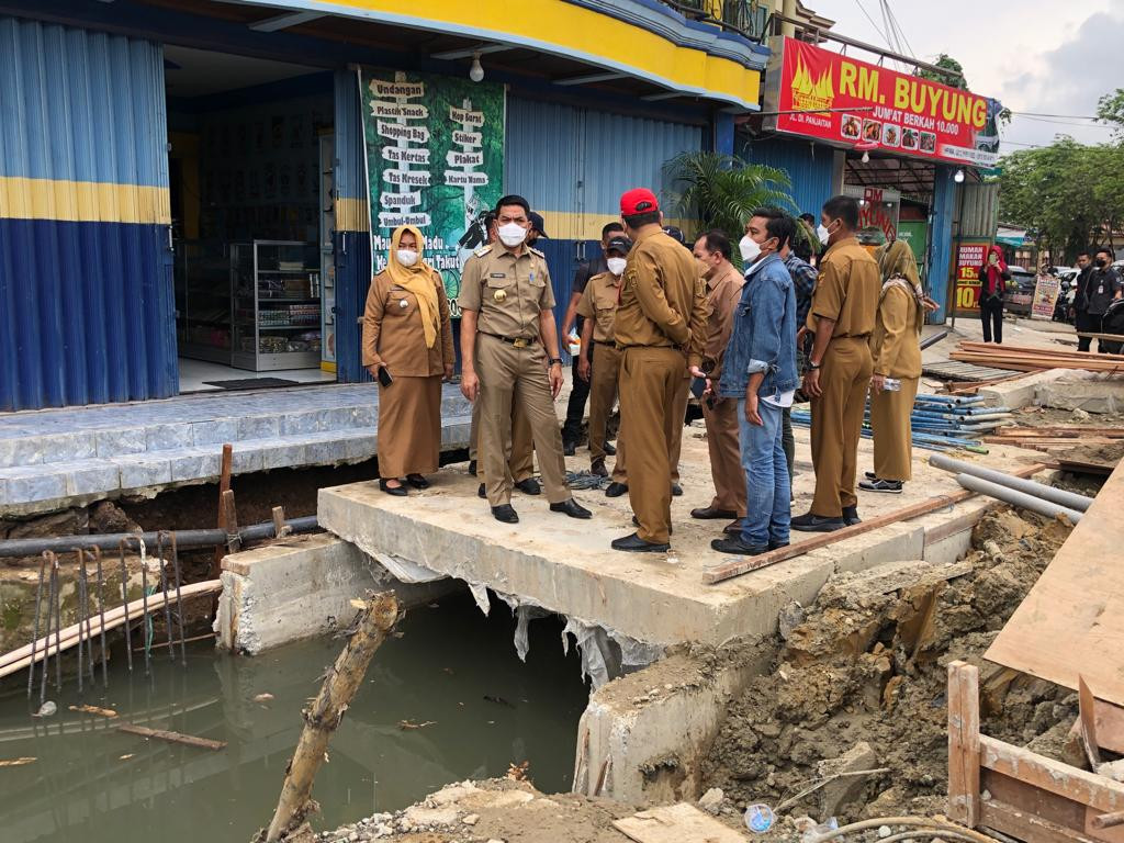 Wali Kota Samarinda melakukan peninjauan Proyek Drainase di Jalan D.I Panjaitan