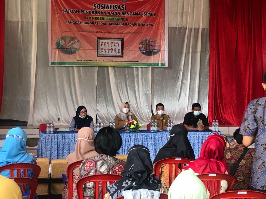 Memberikan Sambutan Acara Sosialisasi Satuan Pendidikan Aman Bencana