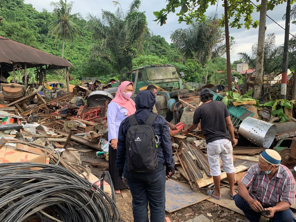 Penumpukan Besi Tua di Jalan Damanhuri yang mengganggu Kendaraan dan Pengguna Jalan