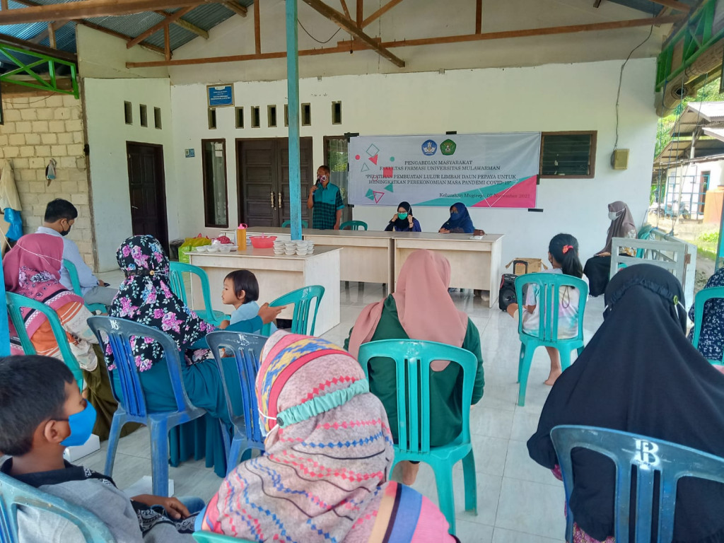 Kegiatan Pelatihan Pembuatan Lulur dari Daun Pepaya dari Fakultas Farmasi Unmul dan Gotong Royong Kelurahan Mugirejo RT. 17