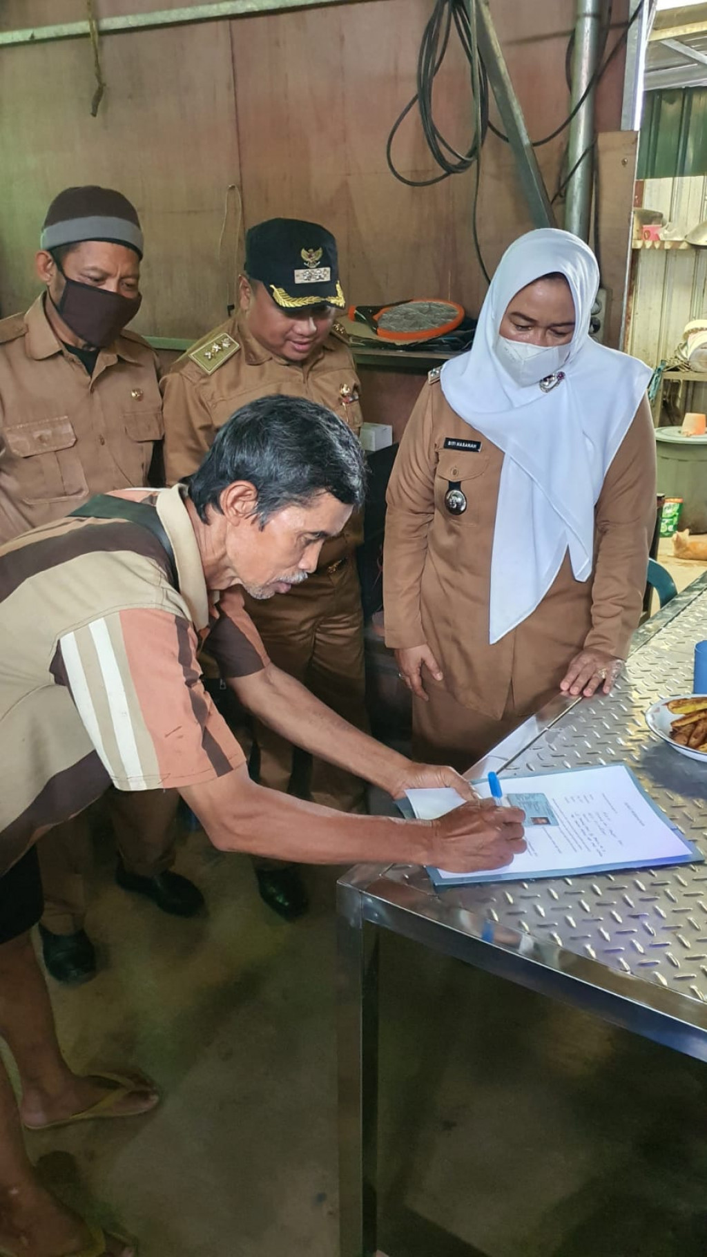 Mendatangi Rumah Warga untuk penandatanganan Surat Pernyataan apabila terjadinya kerusakan pada Rumah akibat dari Pemotongan Pohon