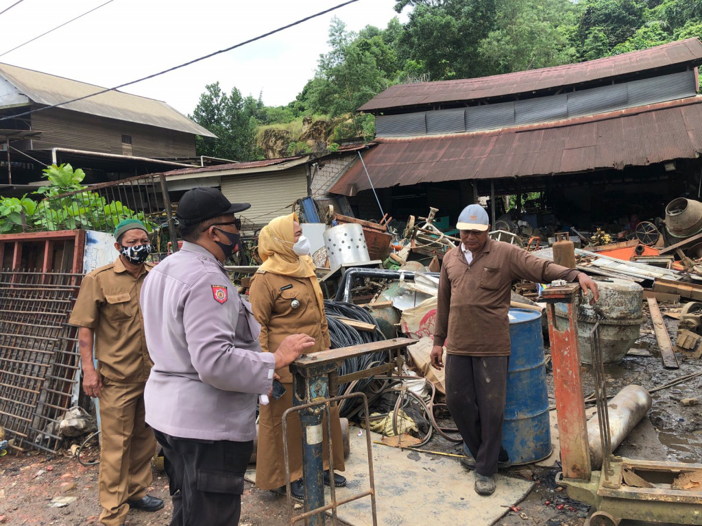 Penertiban Tempat Penumpukan Besi Tua di Jalan Daman Huri Kecamatan Sungai Pinang