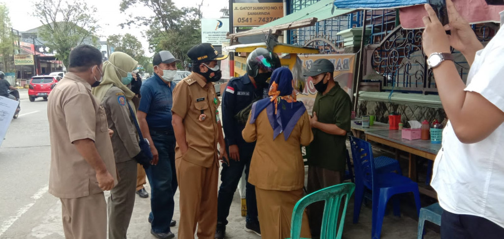 Lurah Bandara Kelurahan Temindung Permai beserta Satpol PP Kecamatan Sungai Pinang membagikan Edaran Larangan Berjualan di Atas Parit