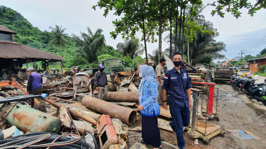 Memberikan Surat Teguran Terakhir Kepada Pemilik Penumpukan Besi Tua Yang Berada di Jalan Damanhuri RT. 30