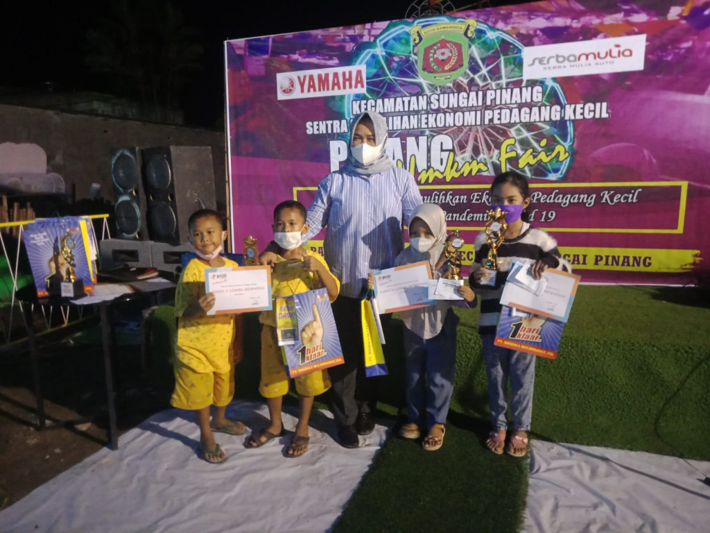 Pembagian Hadiah di Acara UMKM Fair Dalam Rangka Gerak Bersama Memulihkan Ekonomi Pedagang Kecil di Wilayah