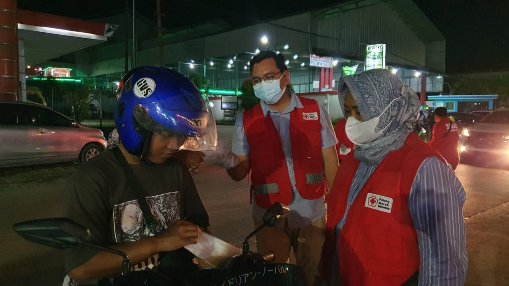 PMI Kecamatan Sungai Pinang melakukan Razia Masker serta membagikan  Masker kepada Warga yang berada di Pasar Malam Modern