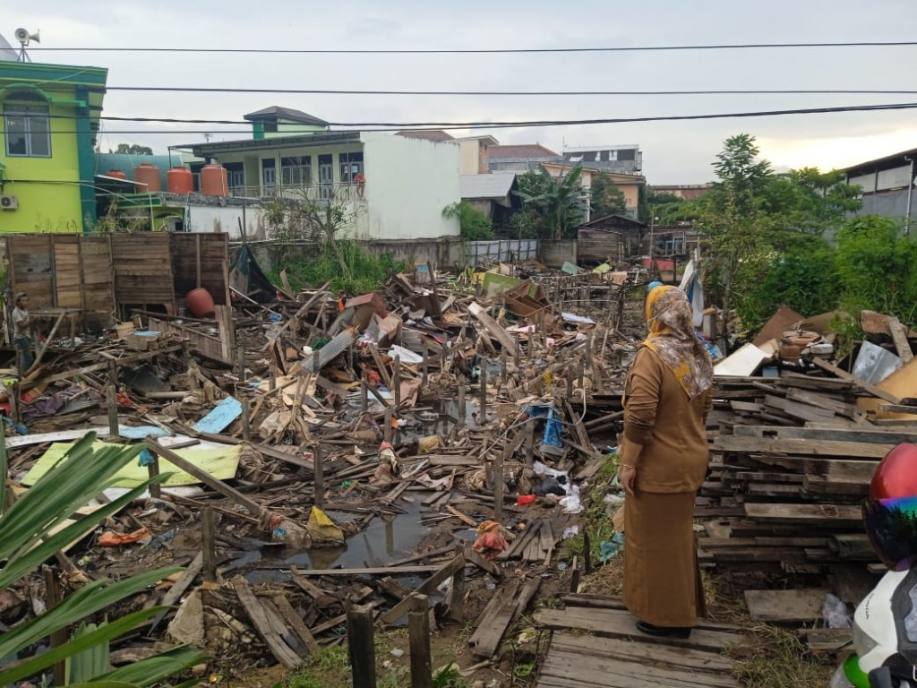 Melakukan Monitoring Pembongkaran Bangunan di Sungai Mati Kelurahan Temindung Permai