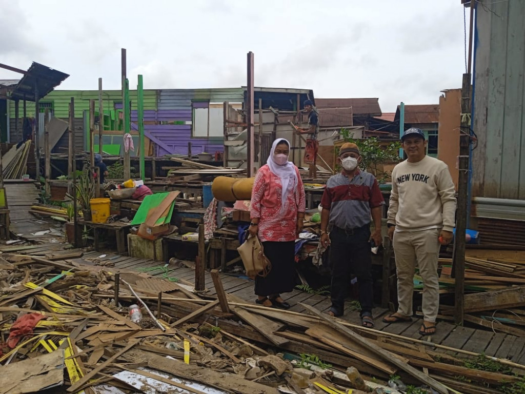 Memantau Pembongkaran Bangunan Rumah yang Berada di Sungai Mati di RT 38 Kelurahan Temindung Permai
