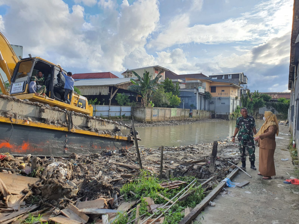 Monitoring Kegiatan Normalisasi Sungai Mati Selebar 10 Meter sudah terbentuk Saluran Sungai menuju Sungai Karang Mumus