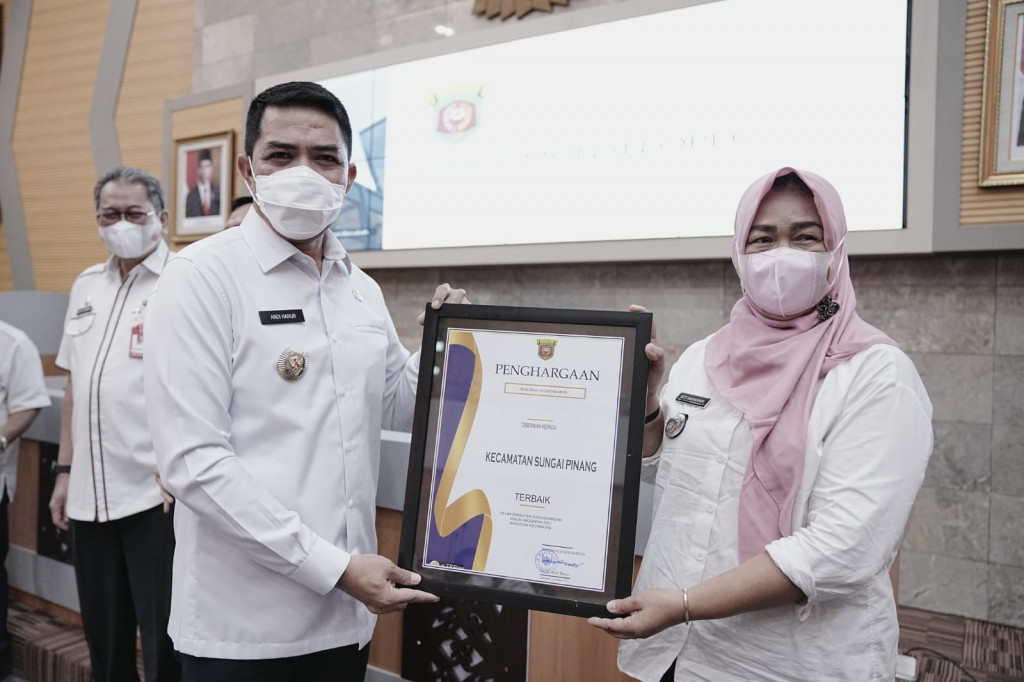 Piagam Penghargaan Terbaik Dalam Pelaporan Fisik dan Keuangan Anggaran Tahun 2021 Kepada Kecamatan Sungai Pinang