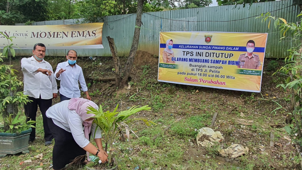 Pemasangan Spanduk Larangan Membuang Sampah dan Pot Bunga di Tempat Pembuangan Sampah Bayangan