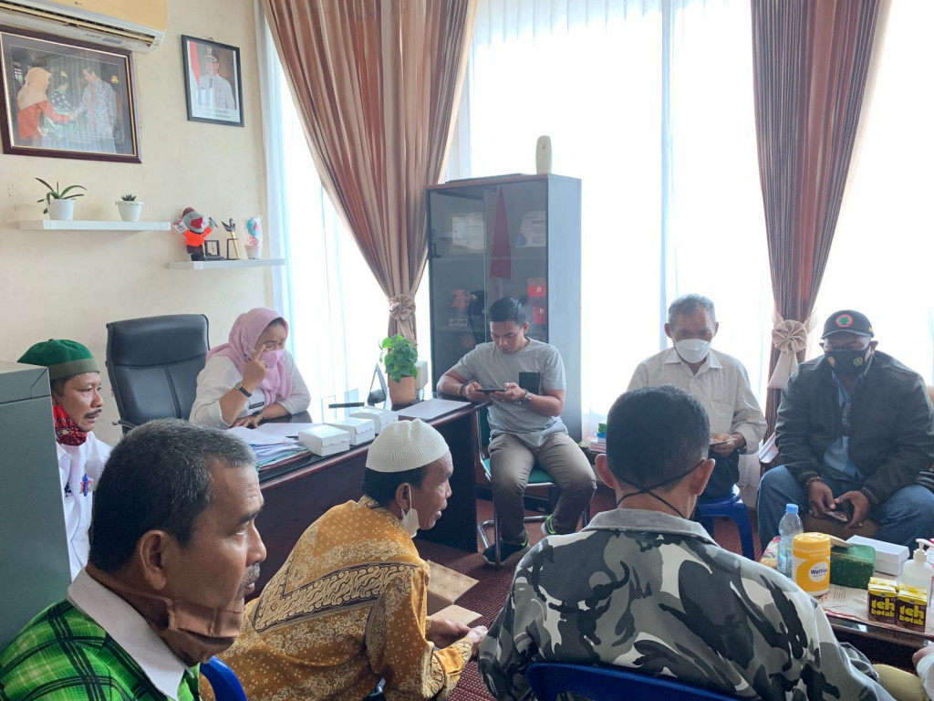 Rapat Penyelesaian Masalah Sengketa Tanah di RT 16 Kelurahan Mugirejo