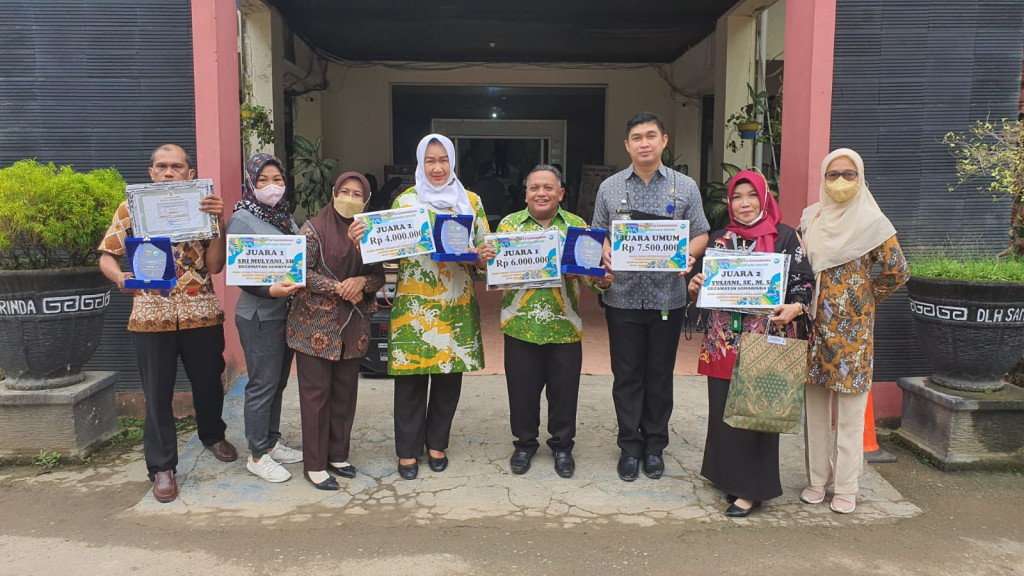 Kecamatan Sungai Pinang Menerima Penghargaan dan Uang Pembinaan JUARA II Profil Kecamatan Kampung Salai Se-Kecamatan