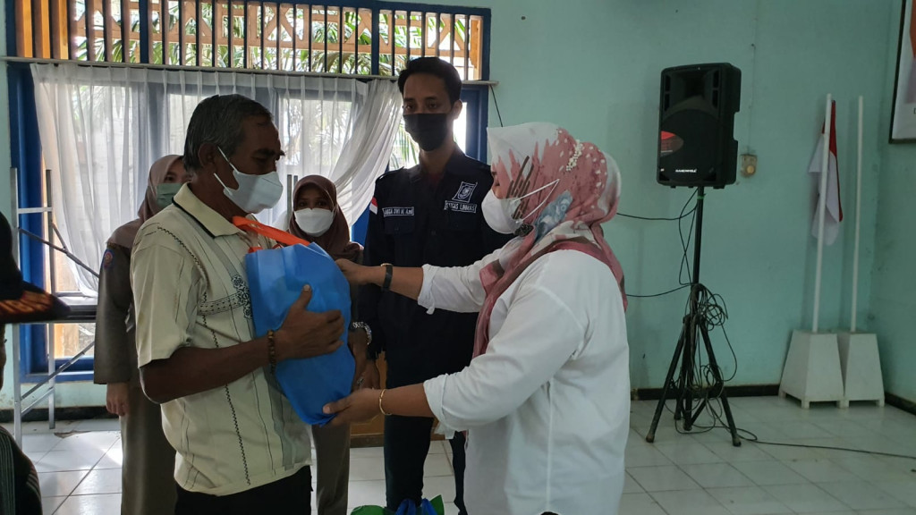 Memberikan Bantuan Sembako Kepada Anggota Satpol pp Kecamatan Sungai Pinang