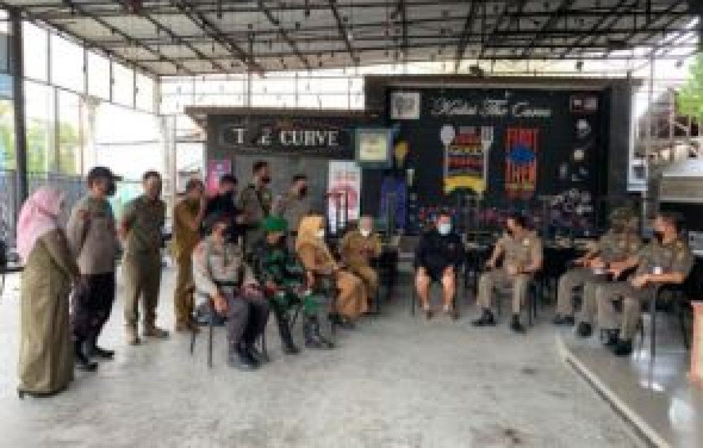 Memberikan Teguran Keras Kepada Pemilik Cafe The Curve Mengenai Di Adakannya Event Lady Boy
