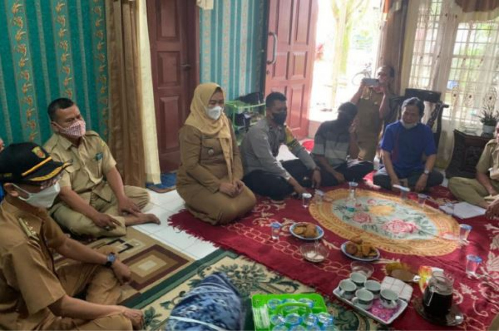 Rapat Bersama Pemilik Warung Yang Berjualan Di Atas Parit  Yang Berada Di Dekat SDN 004 Kelurahan Sungai Pinang Dalam